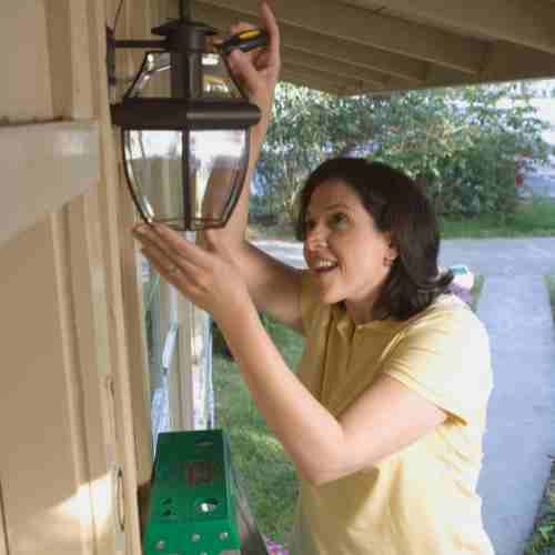 What Causes My Outdoor Lights to Flicker?